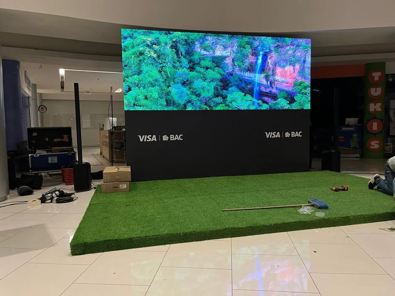 Instalación de césped para evento corporativo en centro comercial, por Jardines BR
