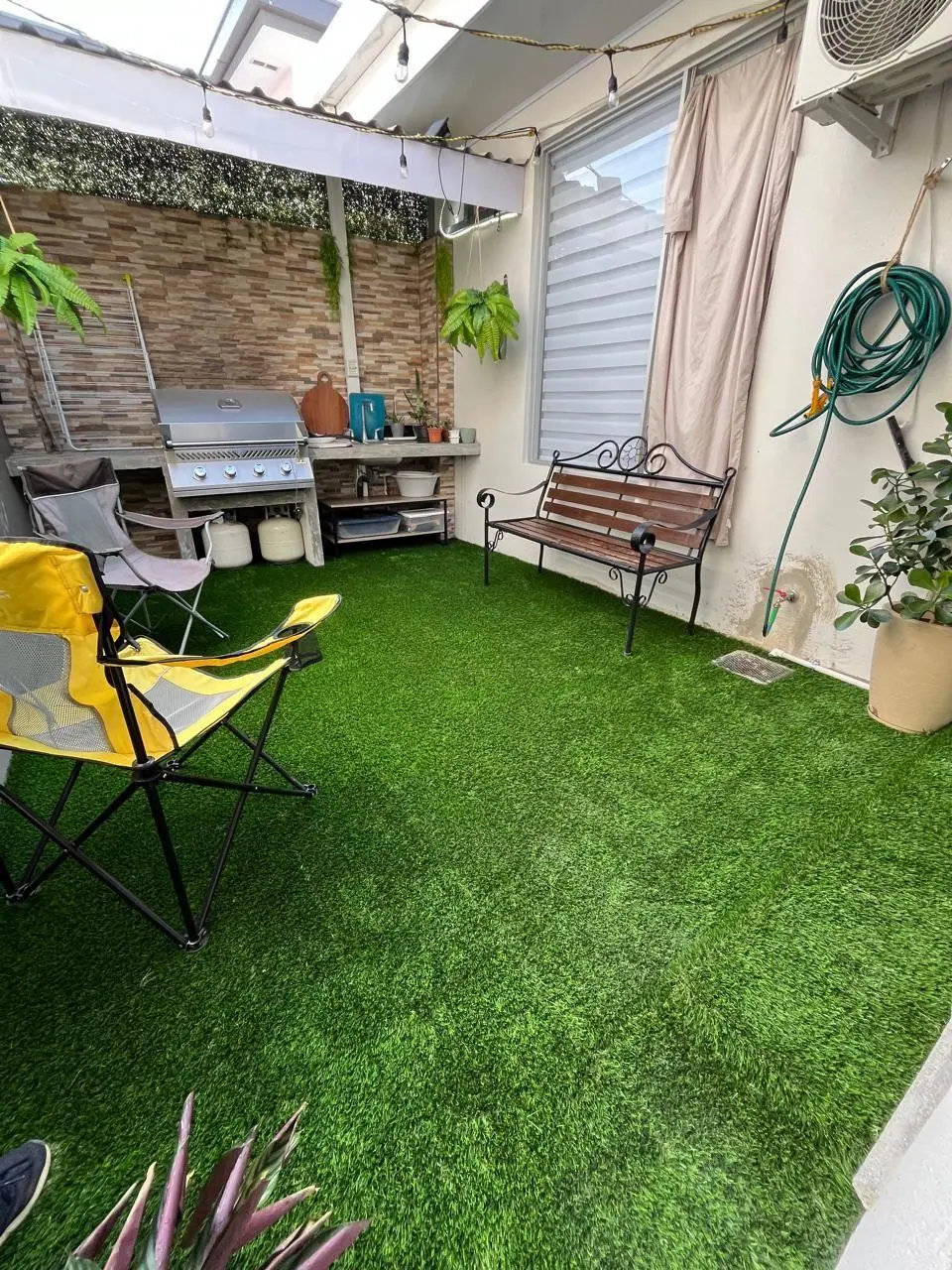 Terraza decorada con césped artificial por Jardines BR